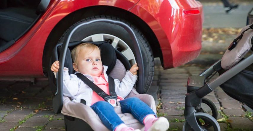 Najveći broj smrti djece u dječjim autosjedalicama događa se izvan vozila